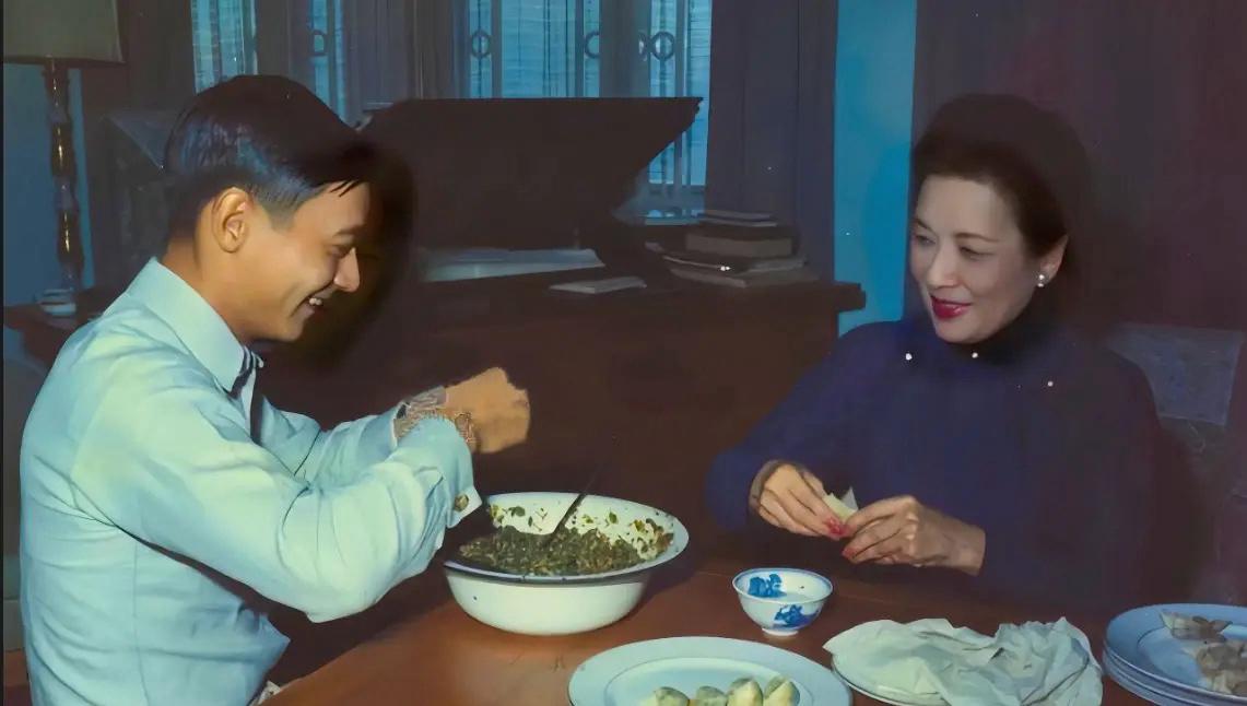 60年代，蒋孝勇陪伴祖母宋美龄在家中包饺子的合影，镜头中宋美龄正交蒋孝勇包饺子，