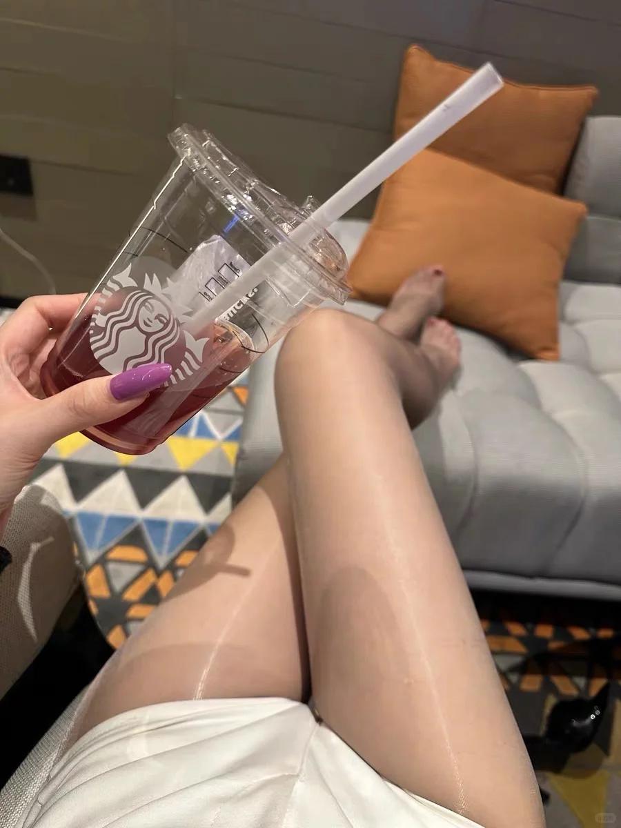 悠闲午后，星巴克冰饮相伴，享受惬意时光。