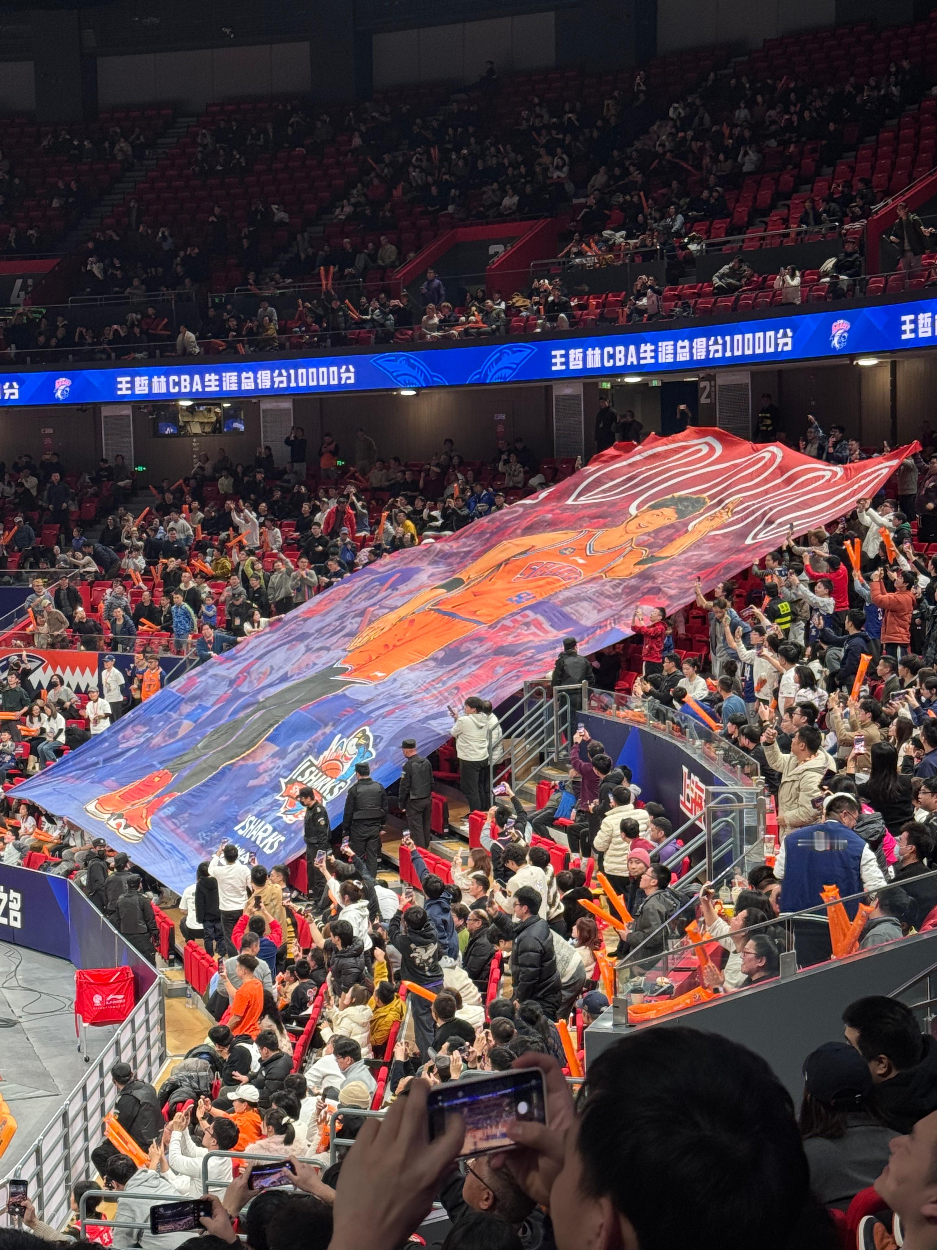 王哲林CBA生涯总得分突破10000分大关，成为CBA历史第六位“万分先生”！前