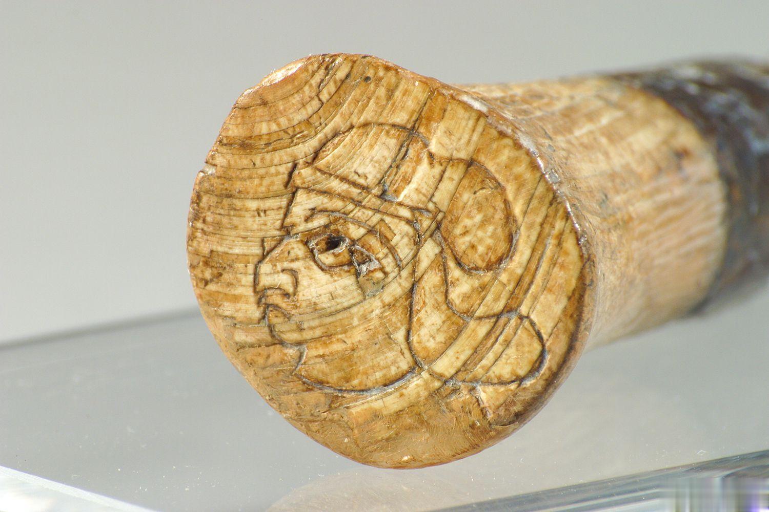 【来自尼雅的刀柄？】这件象牙小刀柄自1918年于奥地利的古罗马遗址中出土后一直存