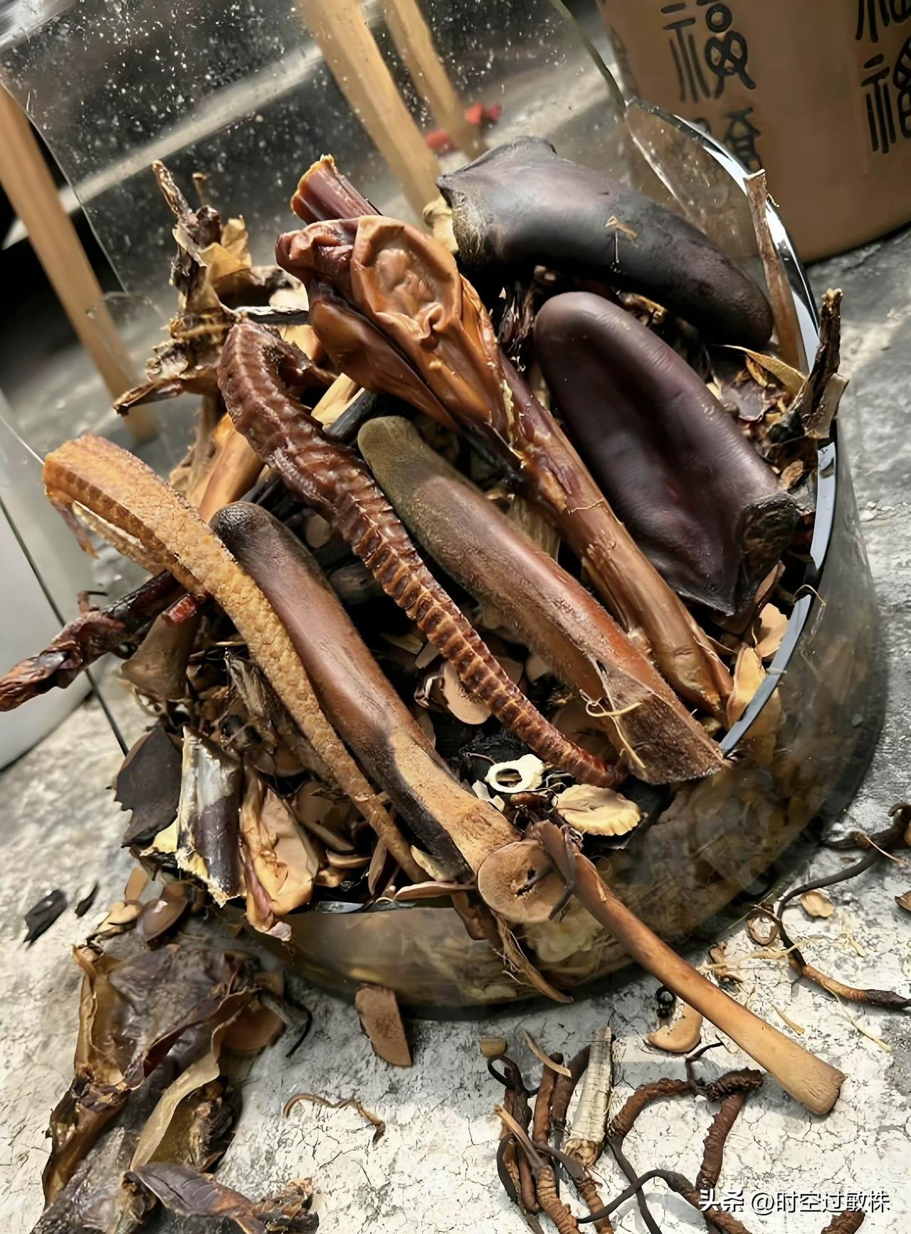 广州人泡了三年半的药酒，不小心打碎，才发现里面海马竟然是塑料的