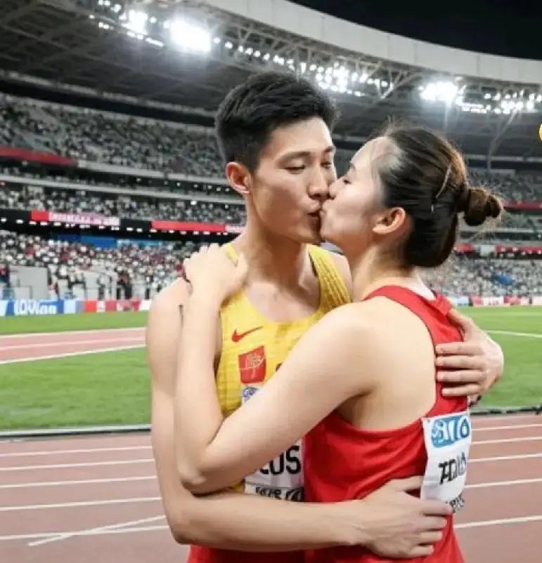 全运赛场何锦櫶夺冠后那一吻，
直接火上热搜，
把央视解说都“惊”到了！原来
小两