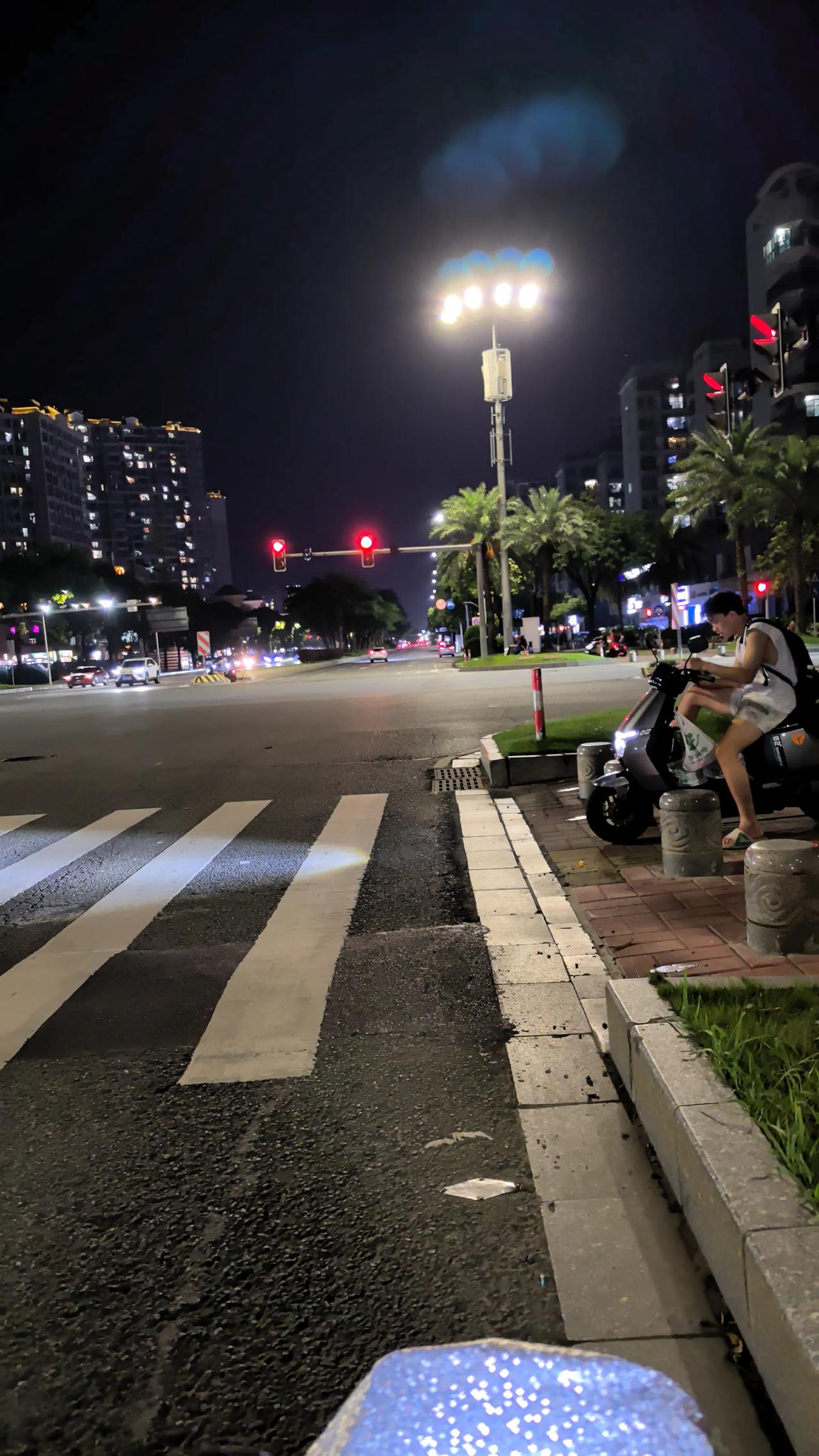 出生率持续走低、人均寿命延长带来老龄化，共同推动人口结构变化。当代年轻人看待生育