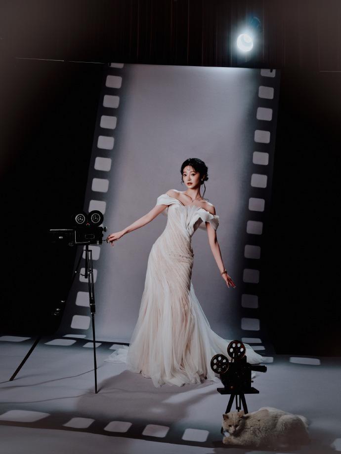 周洁琼北影节复古胶片感 别人拍胶片大片是凹造型，周洁琼拍胶片大片直接把老电影女主