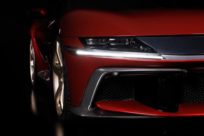 812 继任者 12Cilindri Coupe 登场，坚守纯自吸 V12 架构