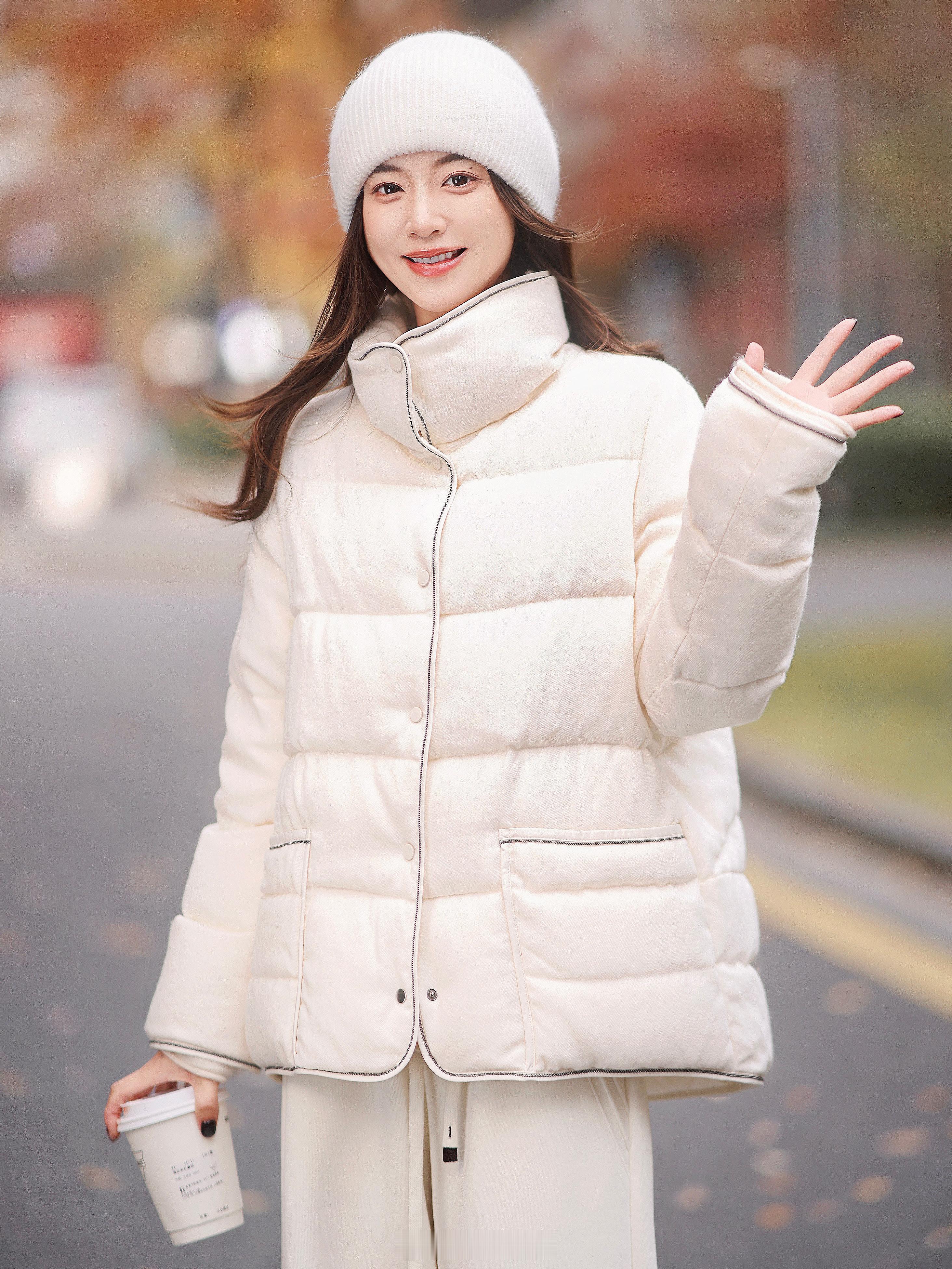 是谁喜欢的白色系鹅绒服？面层精纺羊毛+90白鹅绒填充 那种软暖蓬蓬的手感 绝了！