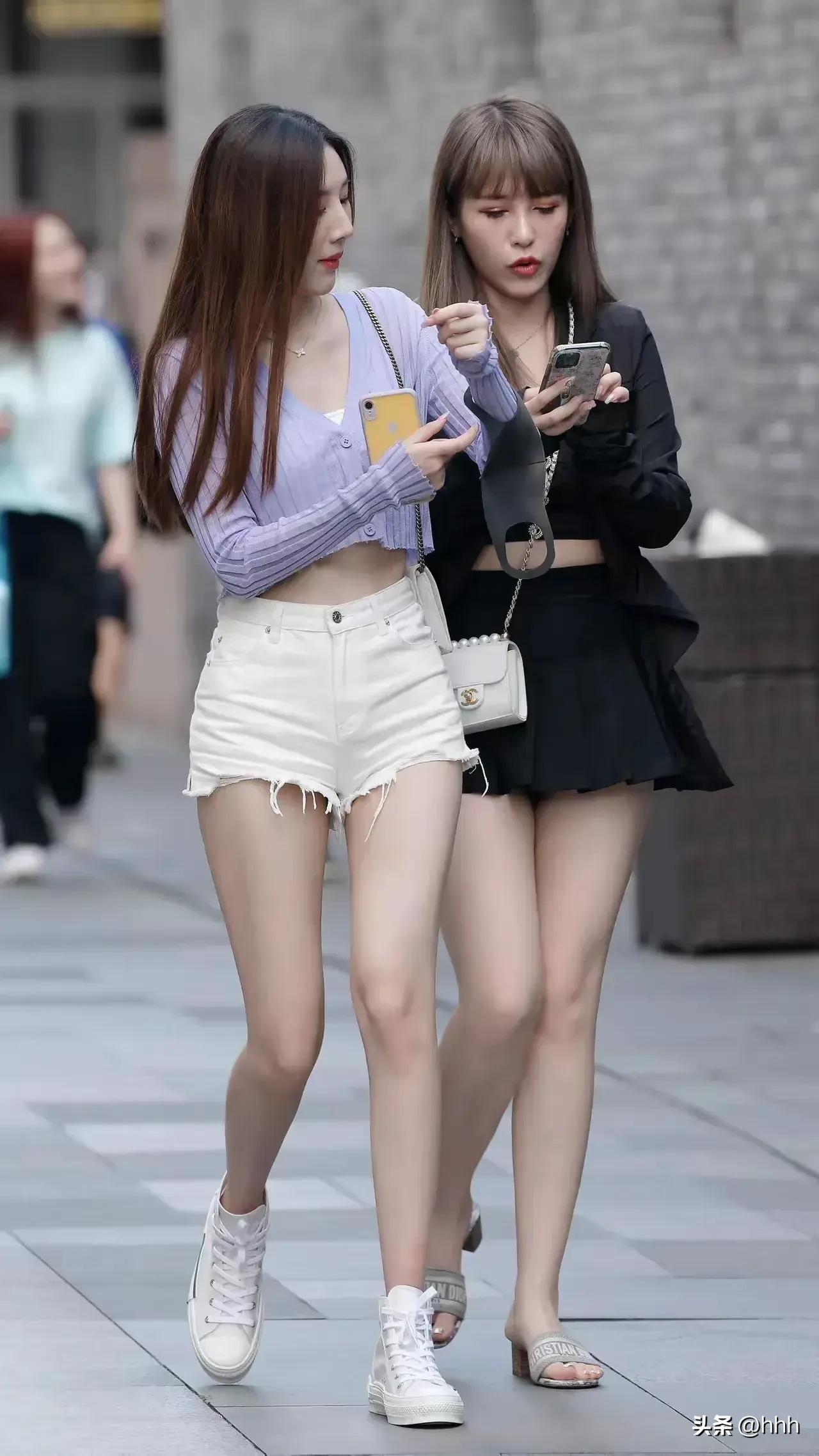 闺蜜逛街，手机不离手，时尚穿搭走起来！👯‍♀️👗👟