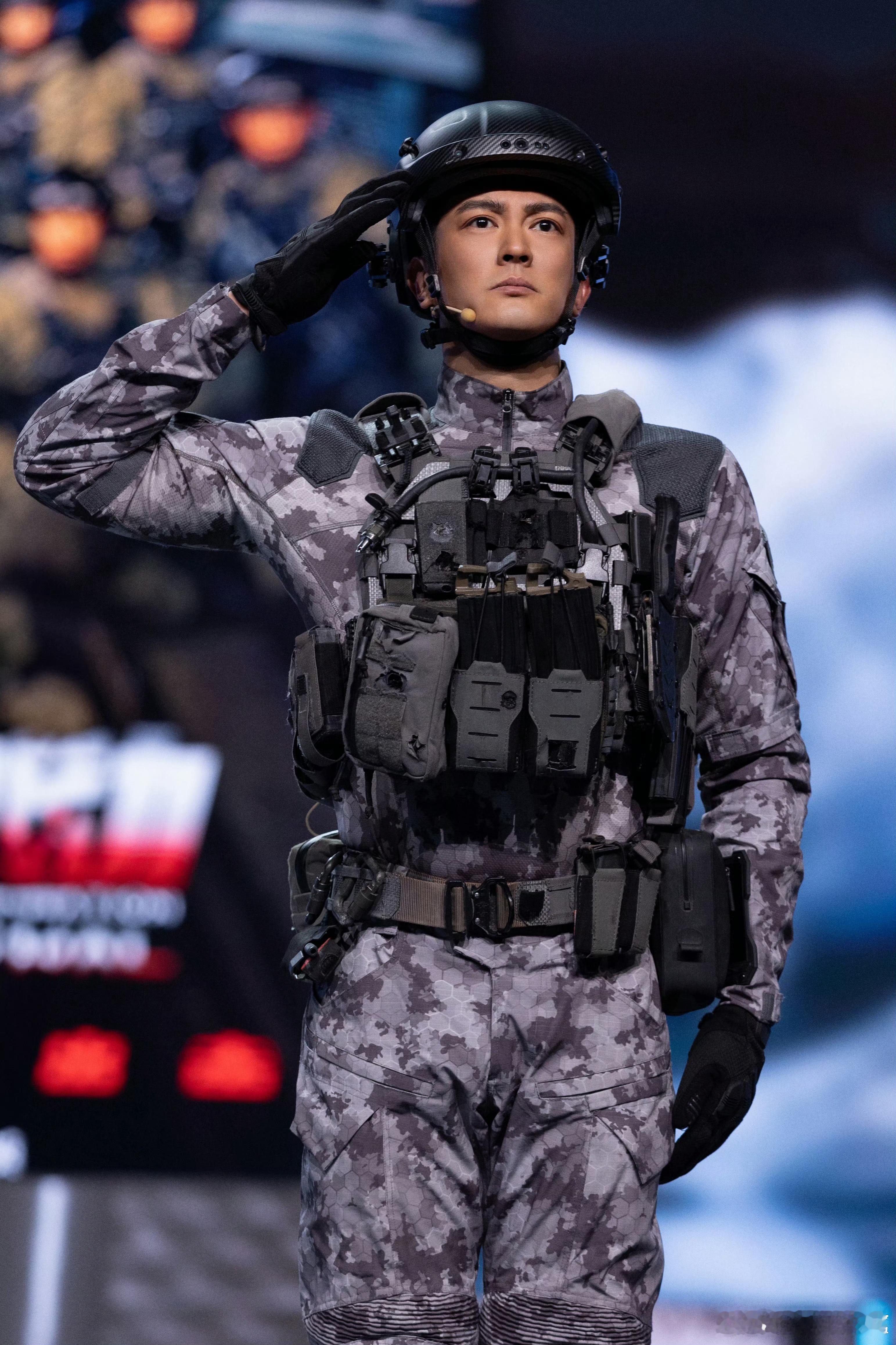 霍思燕说杜江演红海前是微胖男孩  又是地狱式训练又是考潜水证，杜江为了更好的塑造