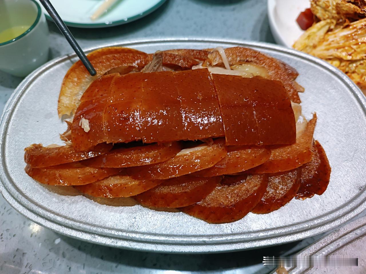 大年初四，阳光正暖，正是一家人出游的好时机。
儿子先领着我们去了紫光园，打卡我一