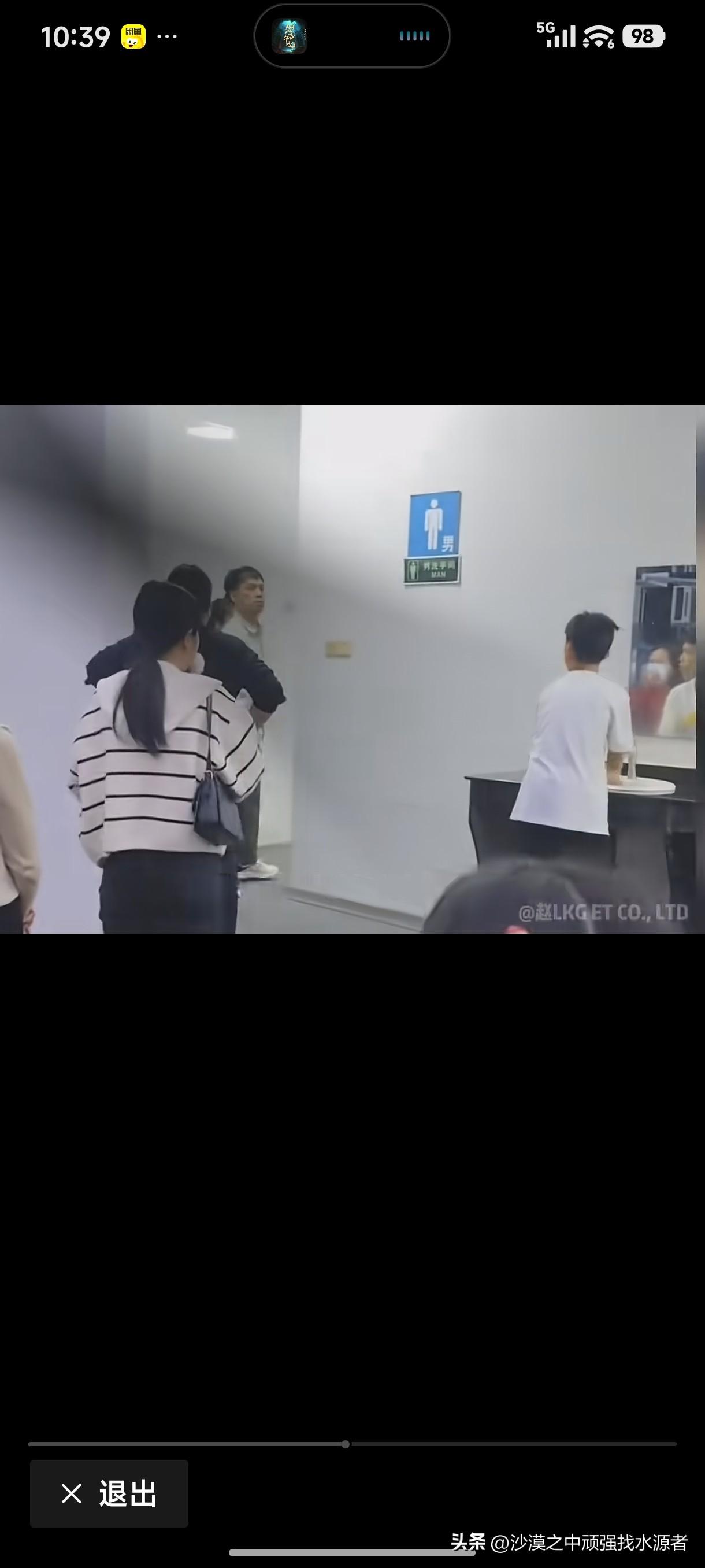 内蒙古一景区女厕所人满为患，外面排队的人都排出去好远。等不及的一些女人都闯进了男