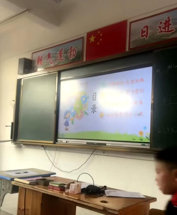 很多家长投诉电子白板，认为电子白板对孩子视力造成了伤害，认为孩子坐在教室两侧看不
