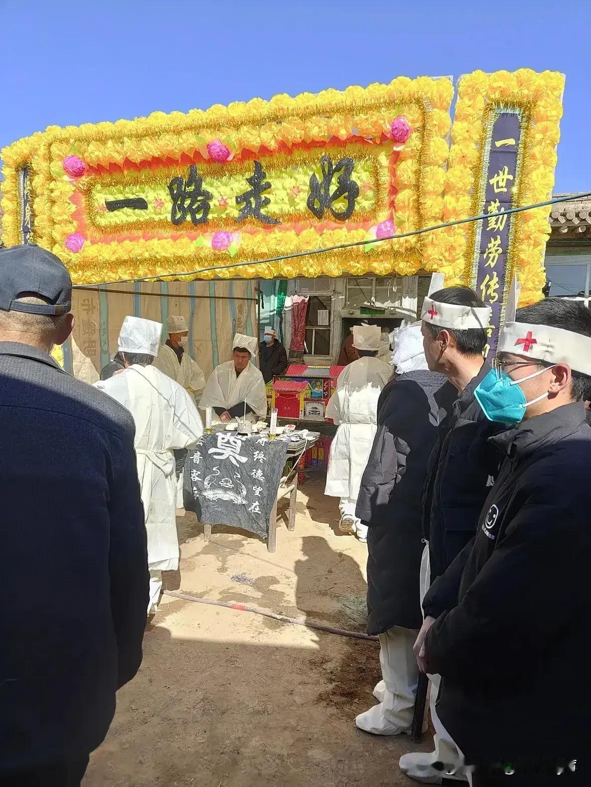 村里一个关系不错的好友他父亲去世了，因为在外地工作不能回去帮忙，心里很不是滋味的