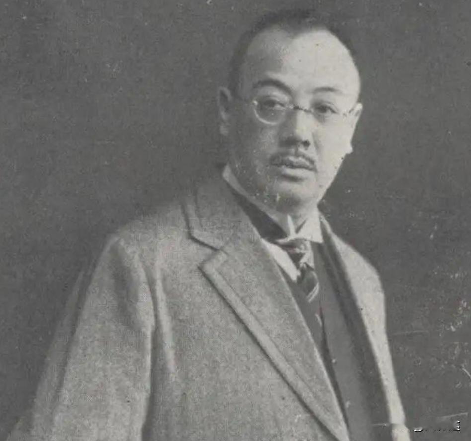 我们应当永远记住他，他是废除中医的第一人，也是历史的罪人。他的外表如何呢？你们看