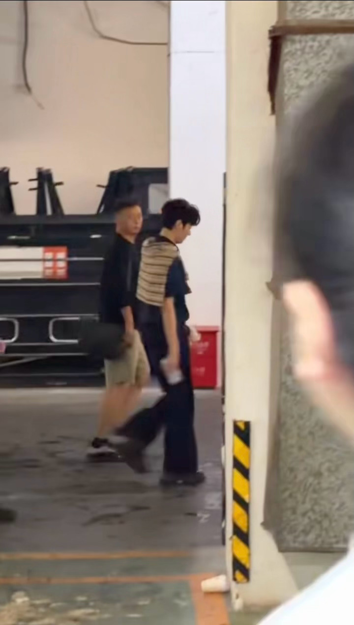 这一身也太是那个了 太漂亮了我们龚俊 