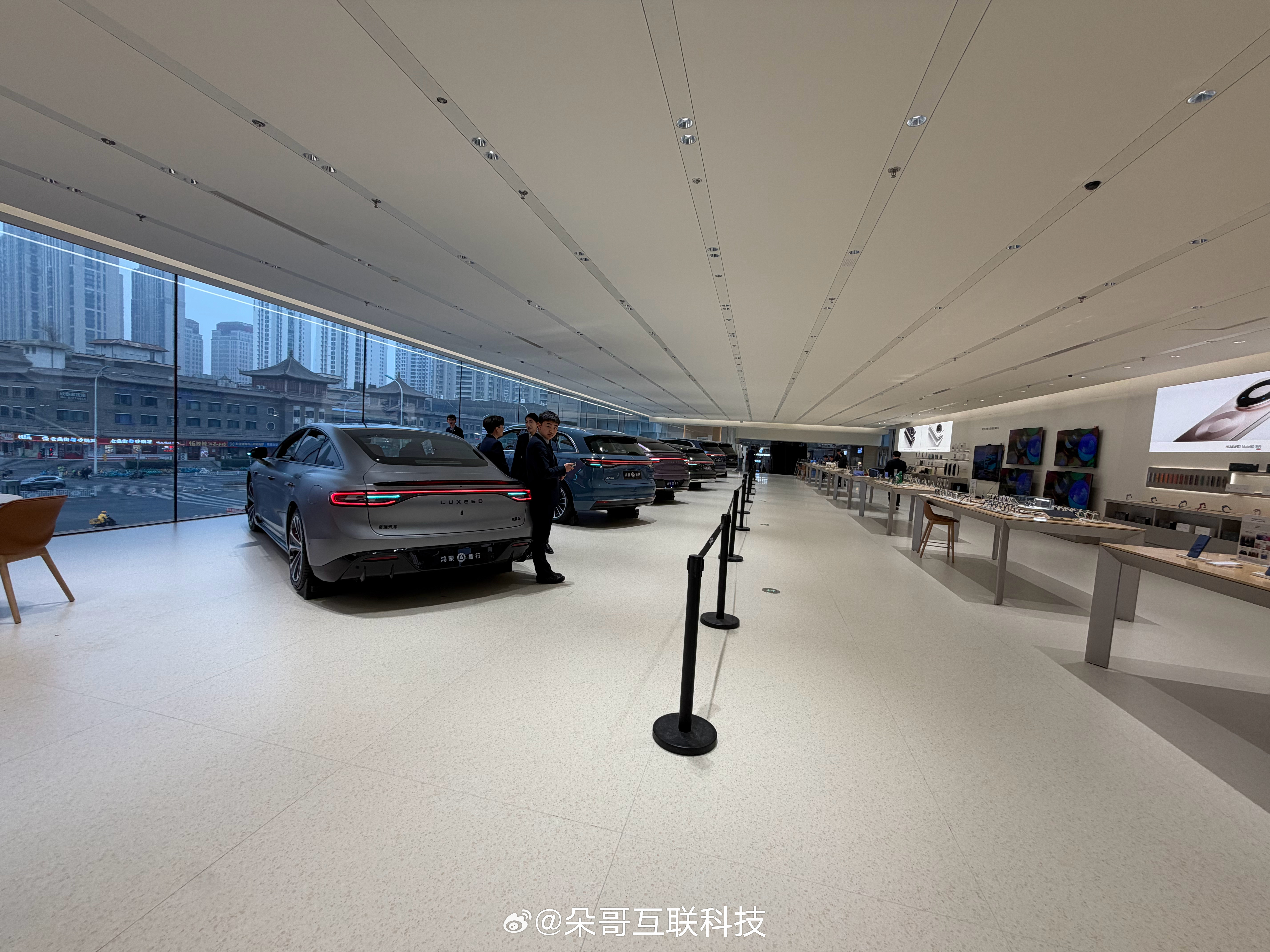 今天看到一个巨壮观的华为授权店中庭走廊整个门店贯穿大悦城南北城桥廊左边正面落地窗