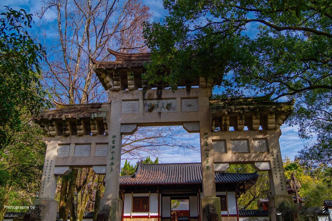 春节去福建武夷山，没有预约到九曲溪的漂流船票，所以只能乘坐景区摆渡车到武夷宫，然