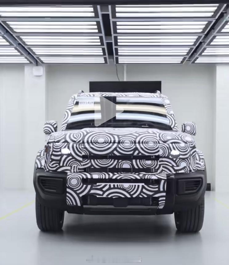 iCAR V27来了，尺寸更大，有人说是陆巡，有人说像大G，你觉得更像哪个？ ​