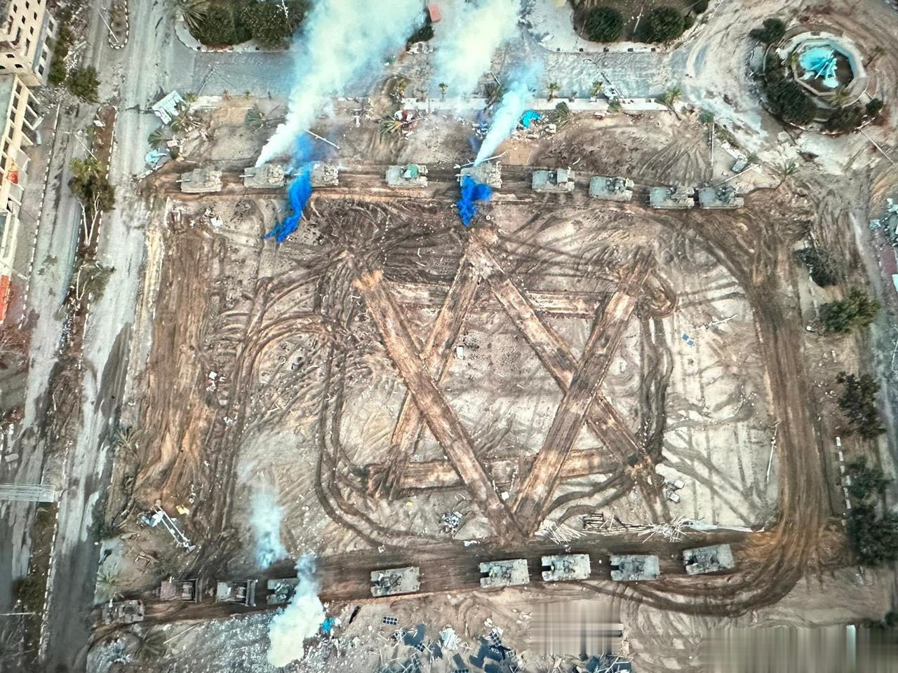 图中这块面目全非的空地原来是哈马斯的阅兵场，被以色列国防军戈拉尼旅占领后，开着坦