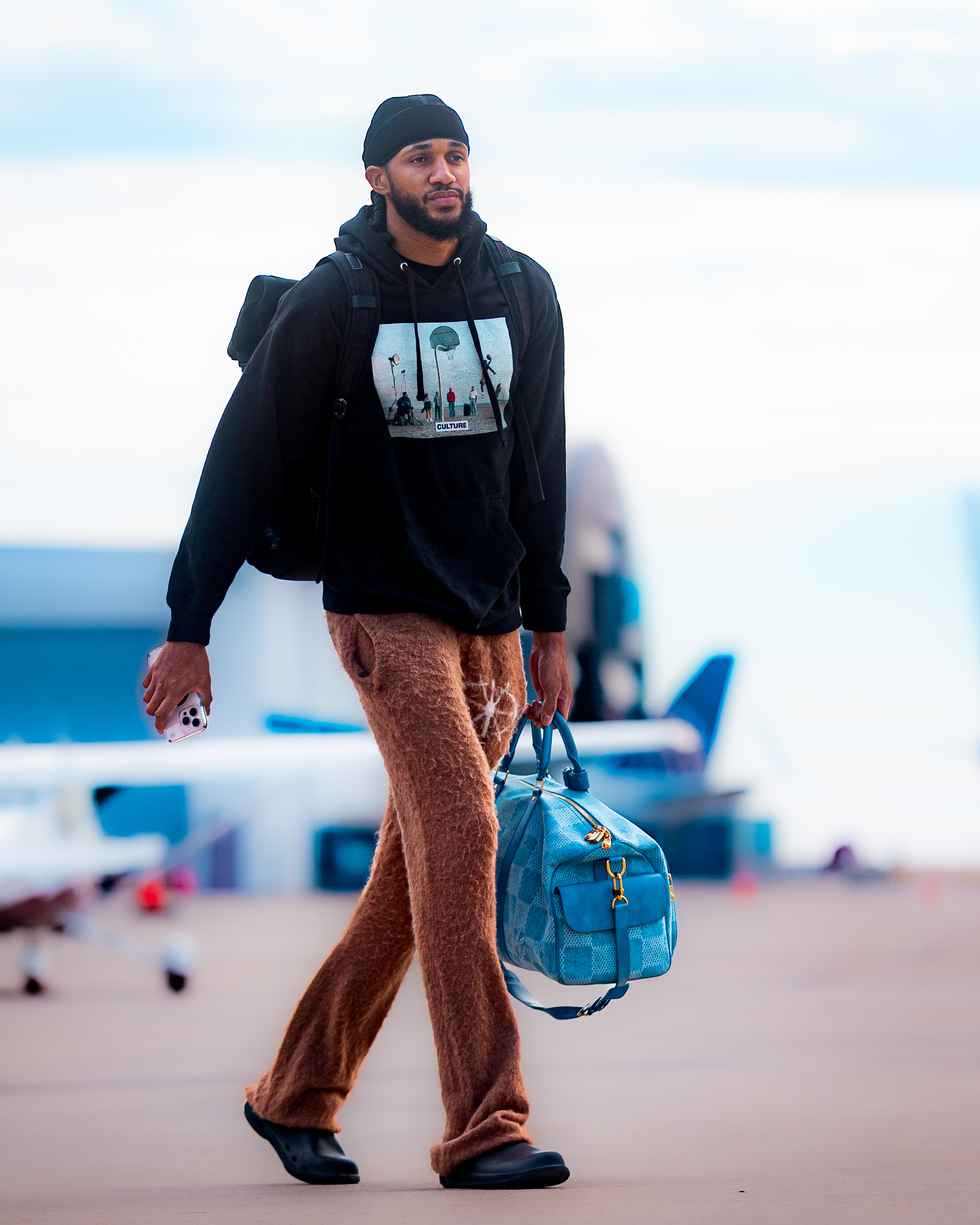 雷霆队于北京时间今天早上五点左右起飞，已经飞抵洛杉矶，开启全明星赛前的两连客。火