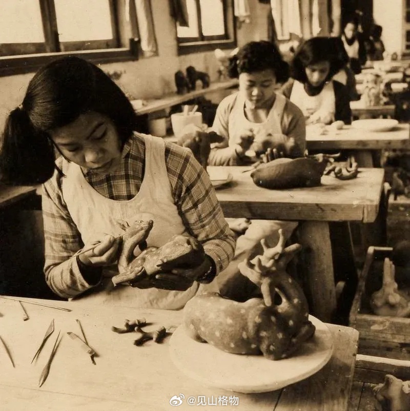 1959年，霍兰（前一）、陈杏松（第二排）在制作陶塑动物。见山老照片 霍兰193