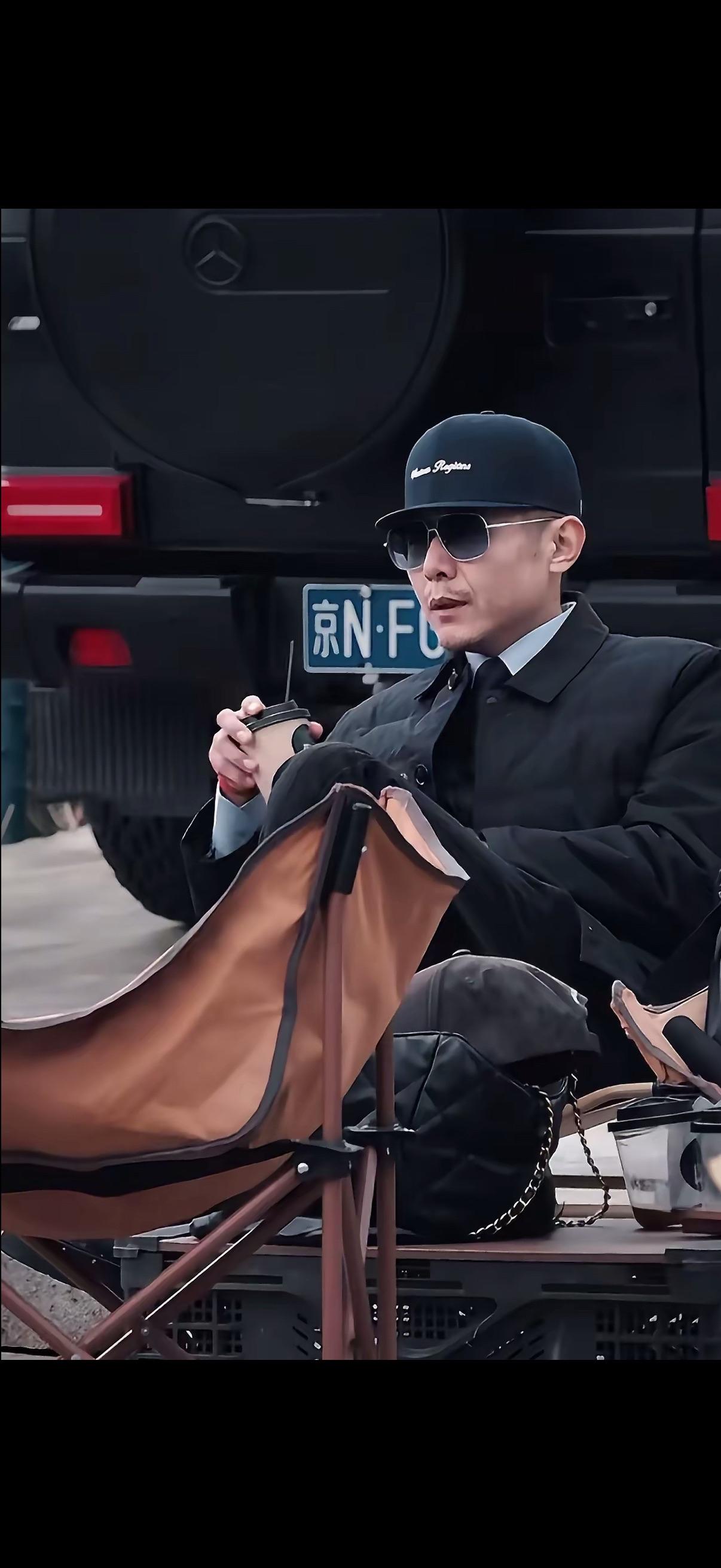 年轻人： 冰哥，我感觉我把自己的日子过废了。
手里有一点钱，但不敢花，总想着存起