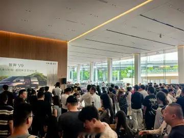 今天人在智界V9交付现场，门口的紫色地毯很显眼，仪式感给得很足。他们选的是五界的