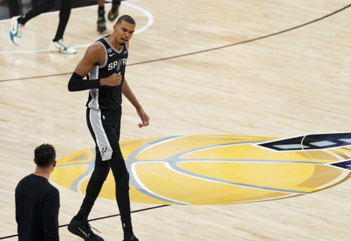 NBA总决赛，马刺主场对阵尼克斯的第二场比赛中，出现了非常奇葩的一幕。目前比赛已