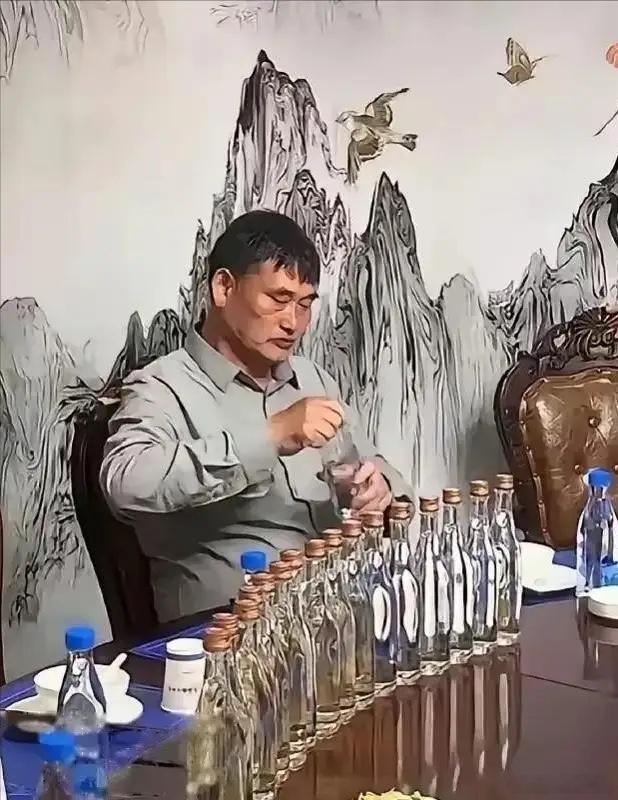 看到朱之文演出后的这顿饭，终于明白他为什么能长红了。主办方请他喝30块钱一瓶的光