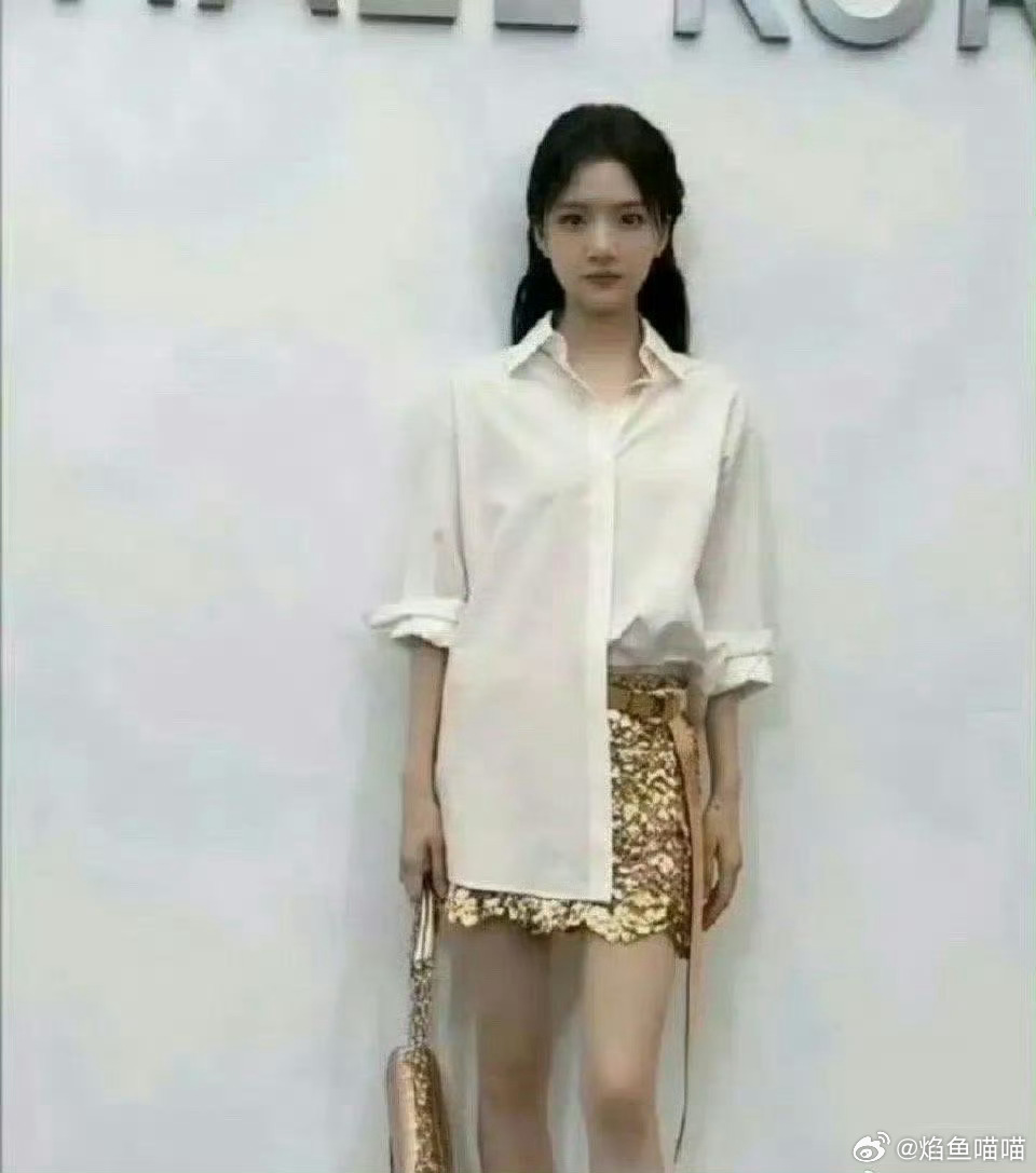 原来任敏大腿是我见过最细的了，和小腿一样 ​​​