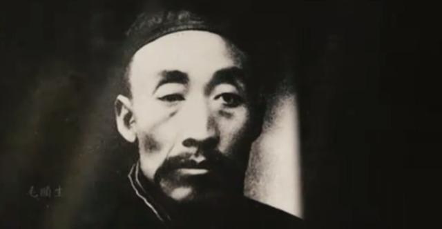 毛泽东回到故乡偶然见到一张合照，坚持要带走，并当众回忆父亲常常打他
1886年初