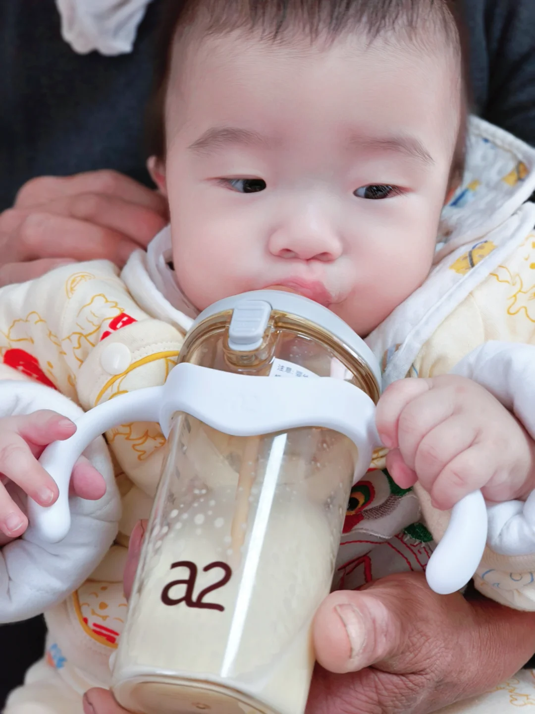 这个奶瓶🉑以处/不用躺着喝奶了