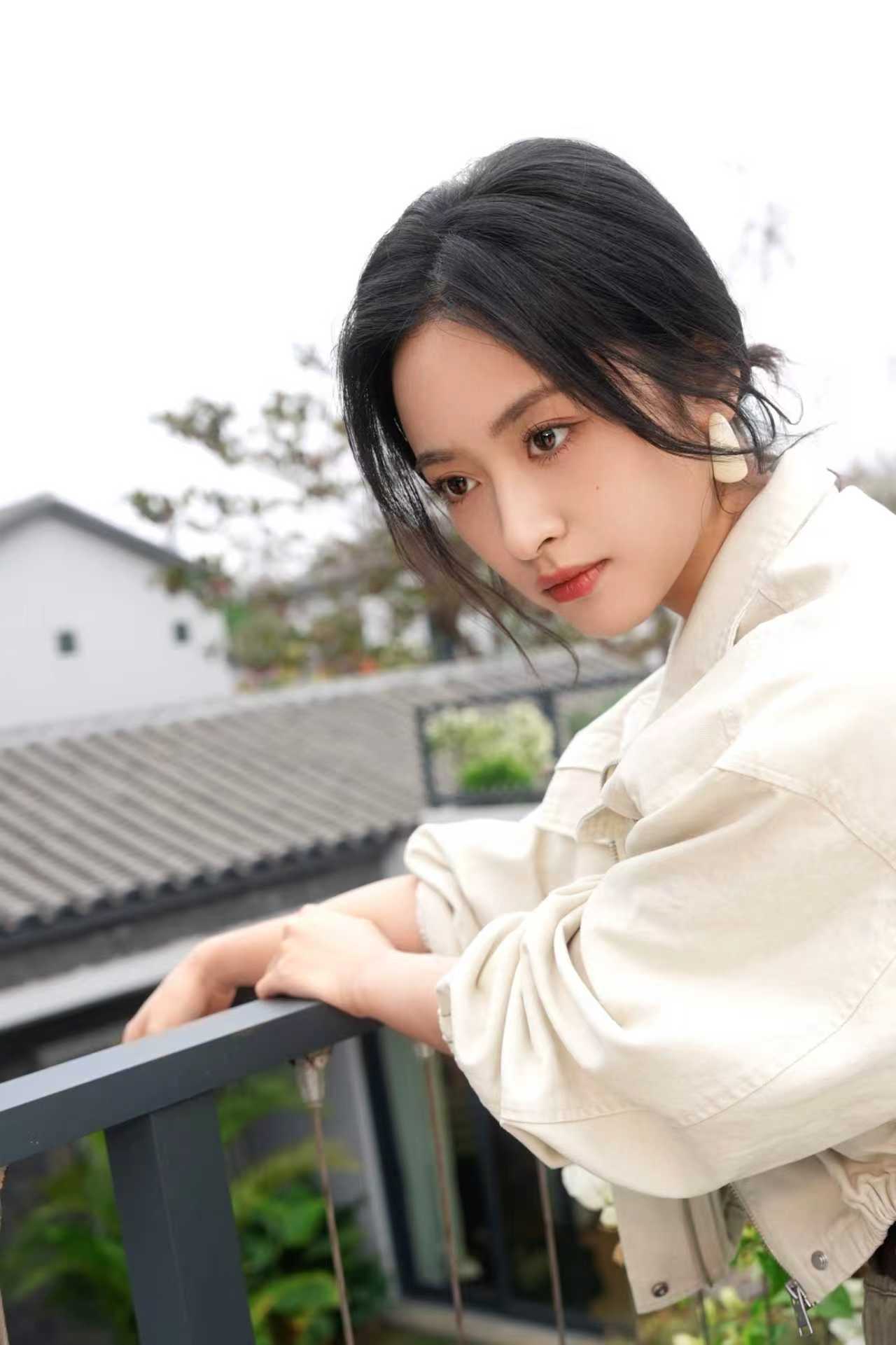 沈月工装夹克造型 沈月工装夹克造型随拍来啦！好干练的小女孩，月月玩的开心呀~ 