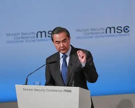 中国终于对美亮剑了！慕尼黑会议上，王毅被问到中美关系时，王毅的回复振聋发聩：如果