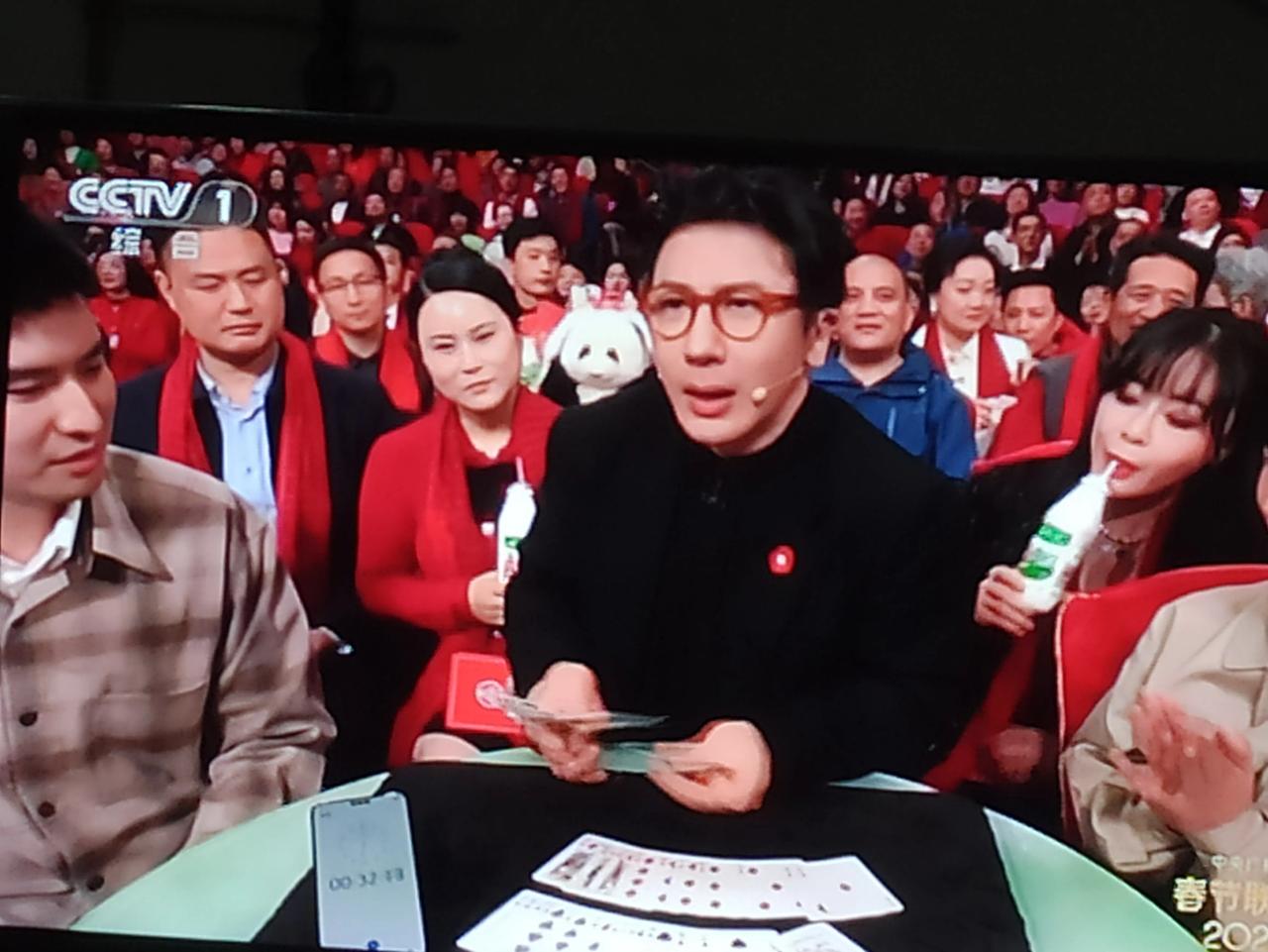 春晚的这个广告好硬啊。

背后这个女士一口饮料吸了几分钟的感觉[捂脸][捂脸][