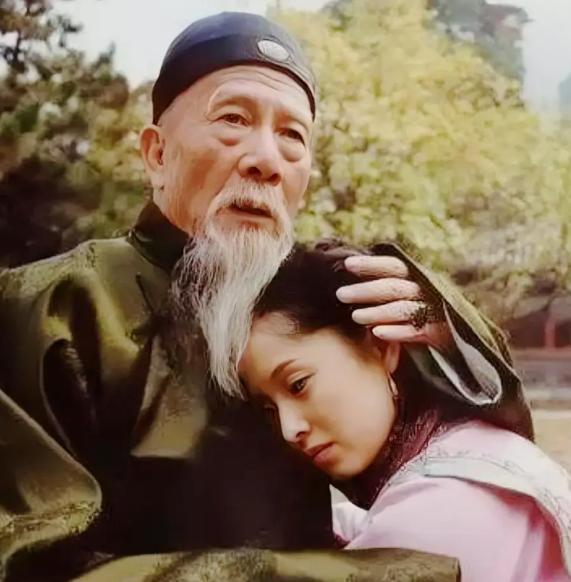 1881年，71岁的左宗棠娶了17岁的章怡为妾。洞房花烛夜，章怡准备侍候左宗棠。