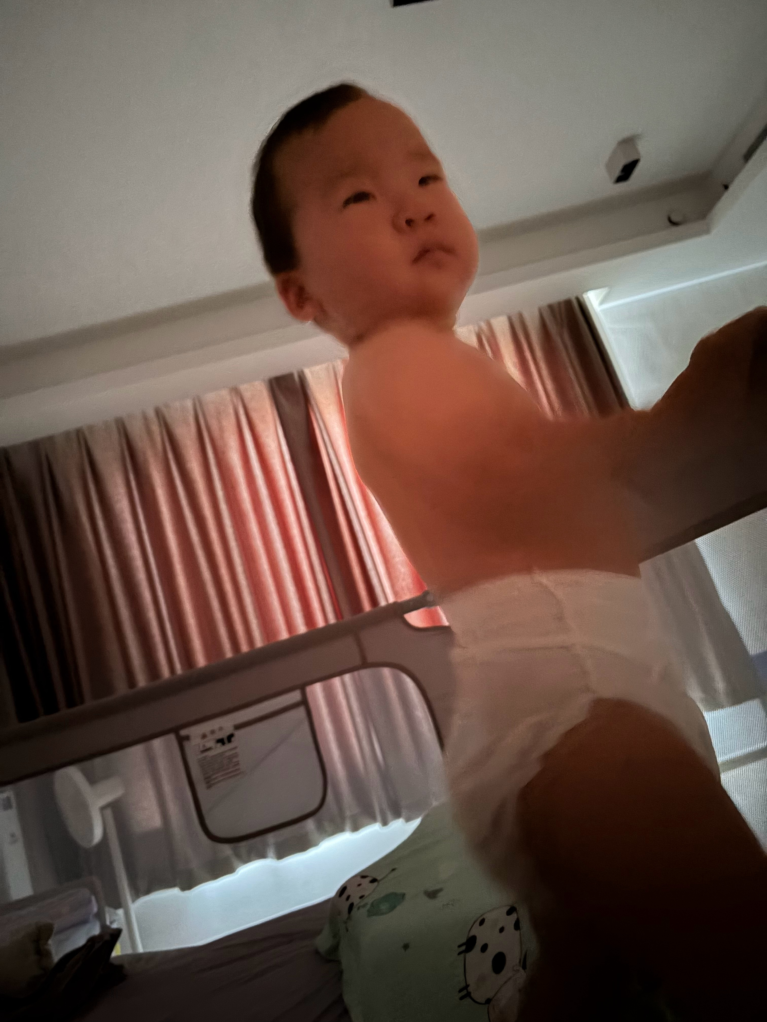 6点就醒了[怒骂][怒骂]乐观的妈妈：好大儿真棒，6点醒了陪妈妈在床上维持这么半