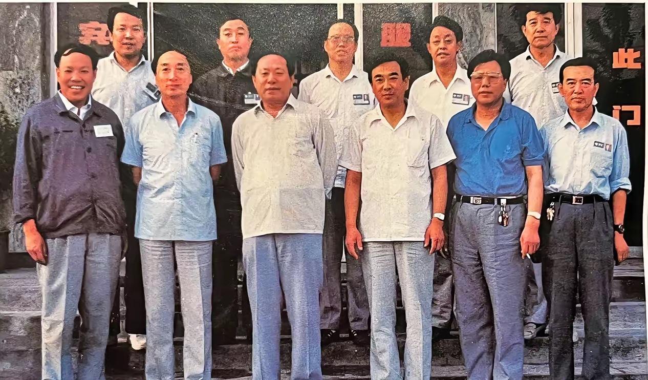 他是人民公仆，带着整个山西百姓脱贫致富，妻子烧了十年锅炉。你知道他是谁吗？