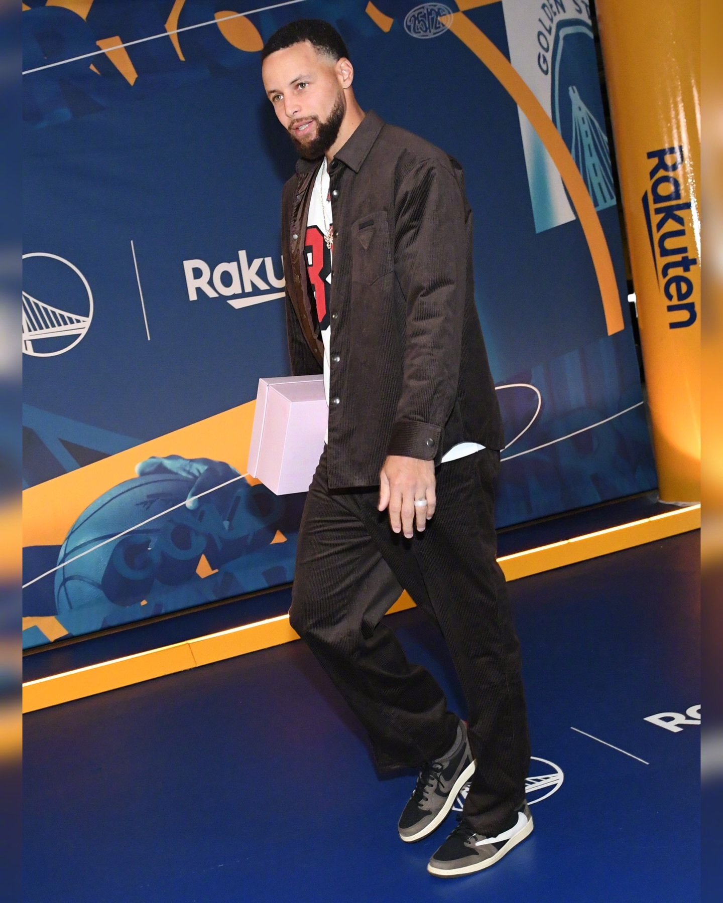 库里今天入场穿的倒钩，而赛前热身环节上脚了哈利伯顿的签名鞋Hali 1 ‘Hib