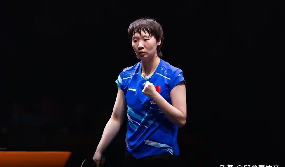 她擦掉台边汗水时，比分牌正卡在10:10。
第三局，陈熠的搏杀球撕开角度，王曼昱