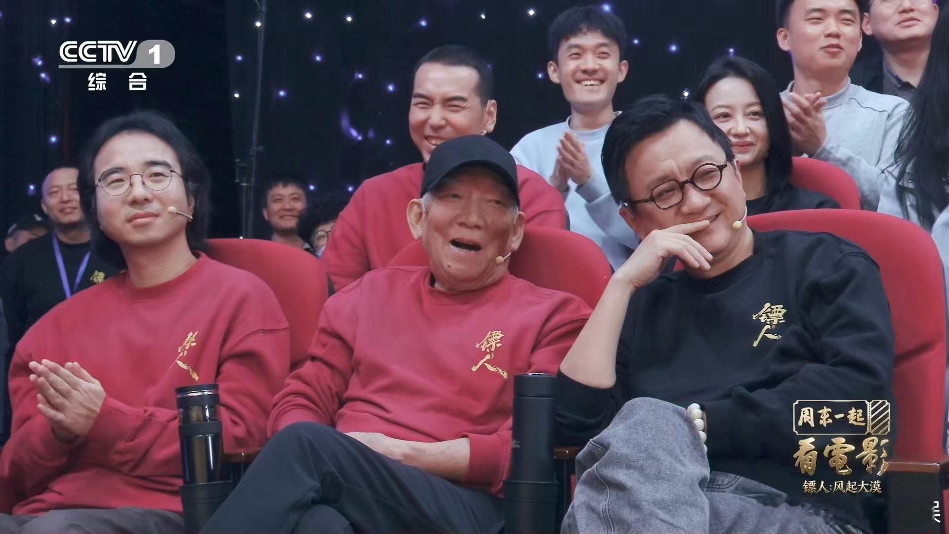 撒贝宁吴京猜拳神同步 被这波默契狠狠戳到！撒贝宁与吴京猜拳全程神同步，不靠眼神交