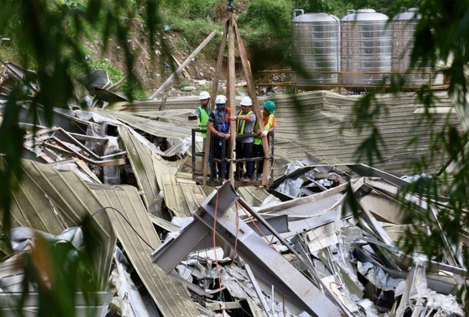 惊魂塌陷！菲律宾垃圾场瞬间埋人，4死30余失踪，救援与死神赛跑
 
菲律宾宿务市