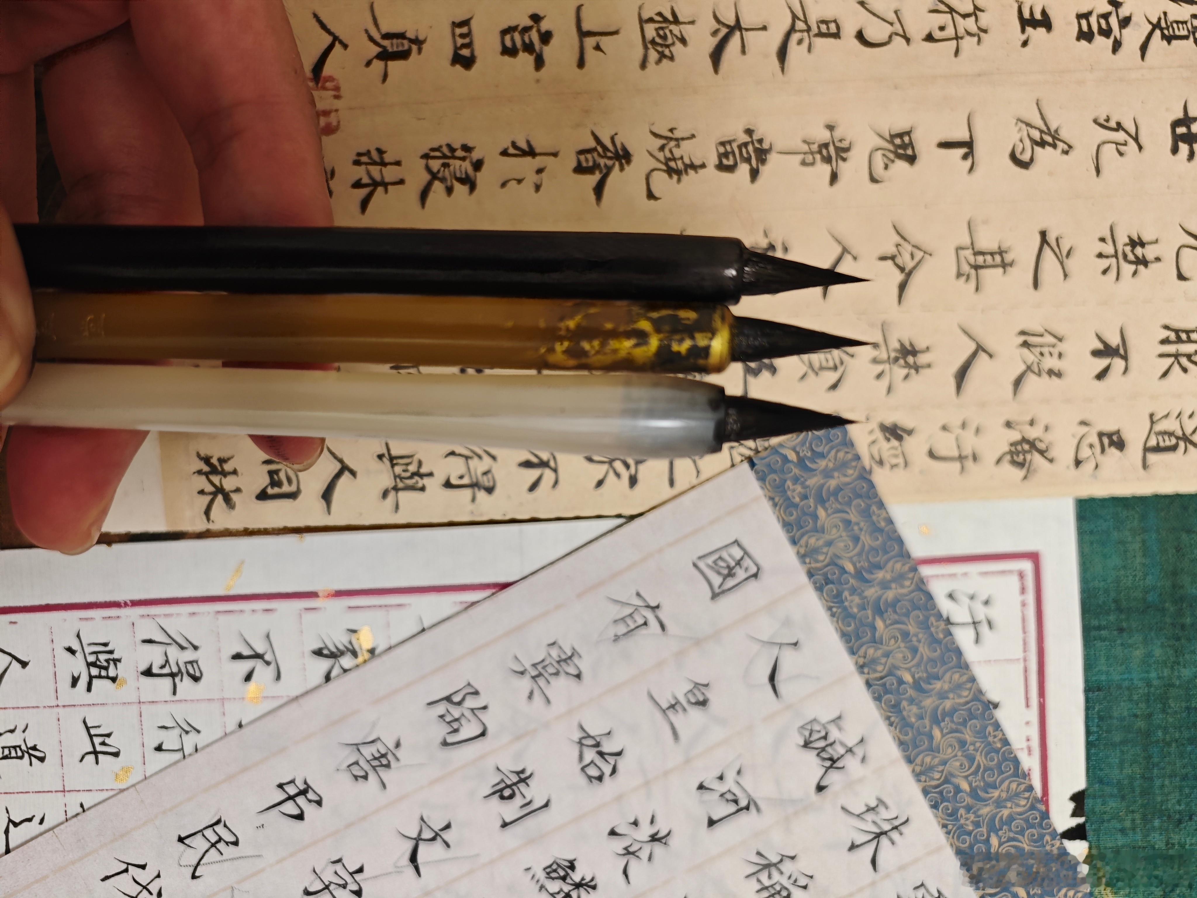 试了一晚上毛笔，原来毛笔之间还是有些差异。市场上主打哪一类比写哪一类字体有那么一