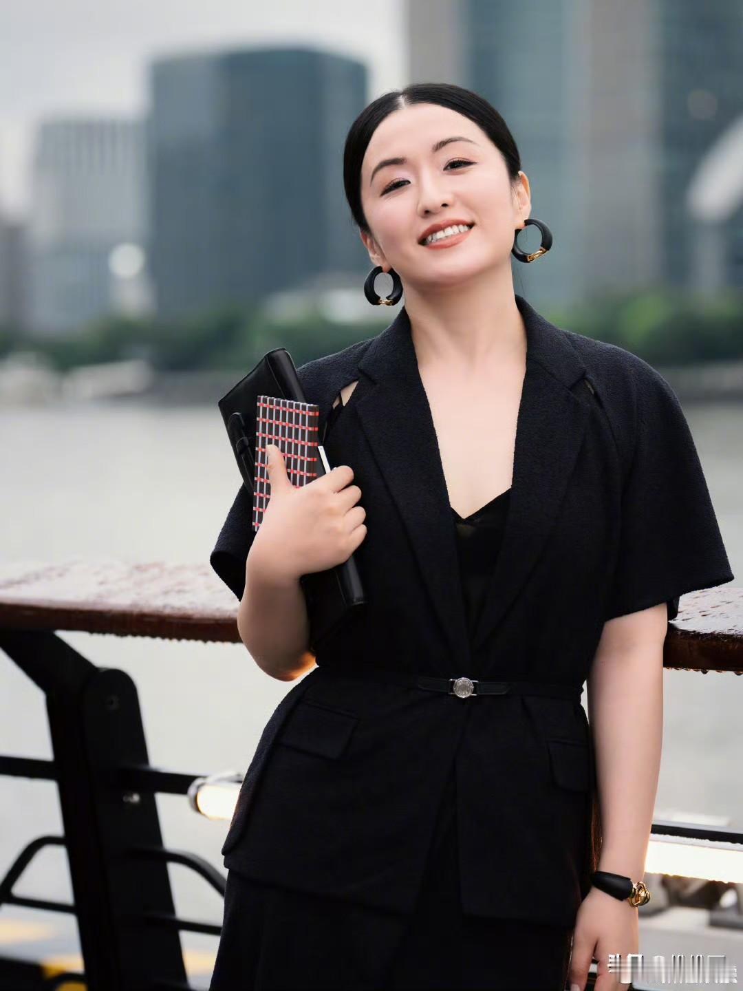 不愧是专业编辑编剧，秦雯这 “编故事” 的功底，没用到剧本里，全用在酒桌上吹牛逼