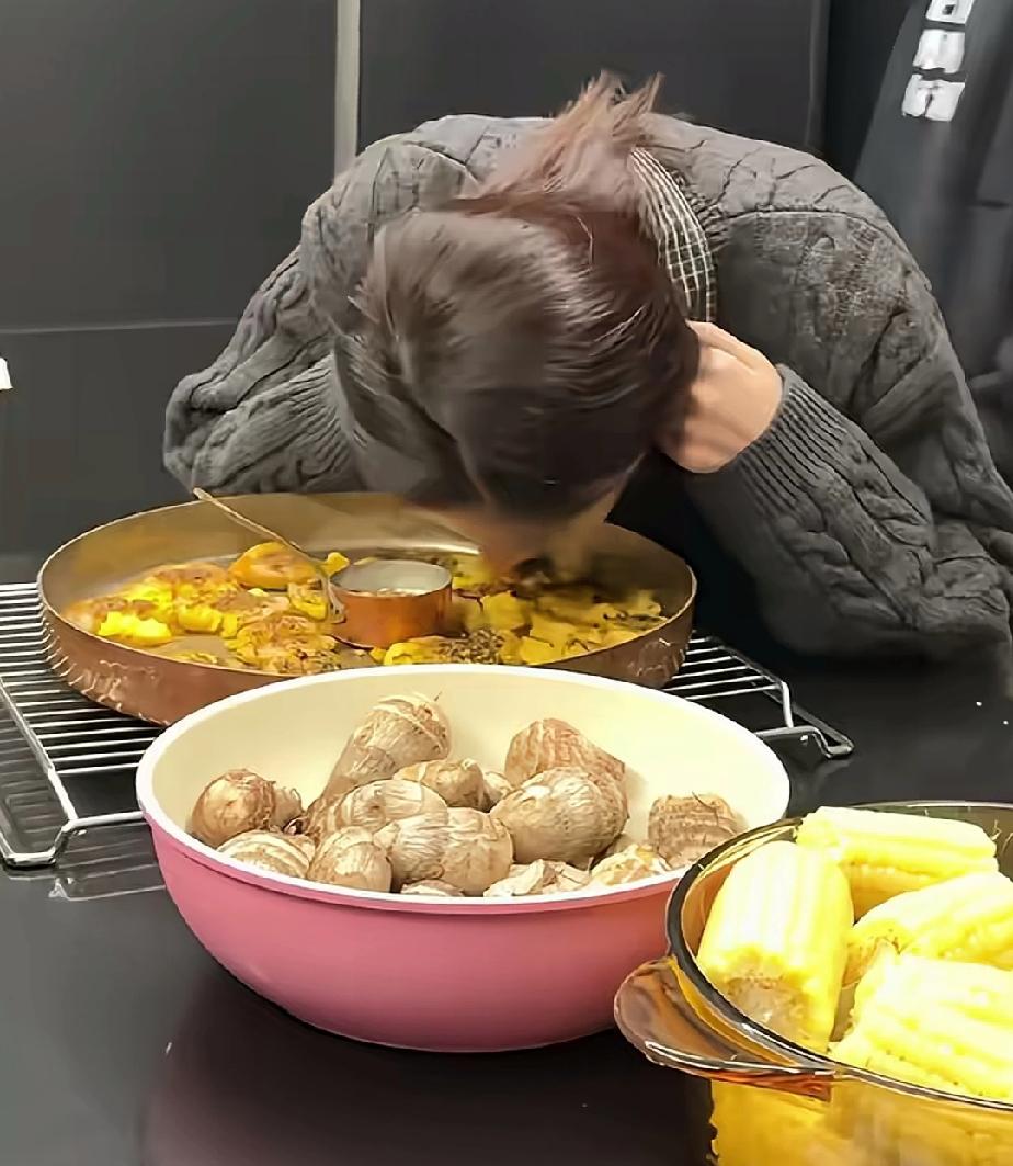 女演员颖儿被骂没素质，她去梅婷家做客，梅婷做了一大桌子的丰盛的菜肴招待她，颖儿看