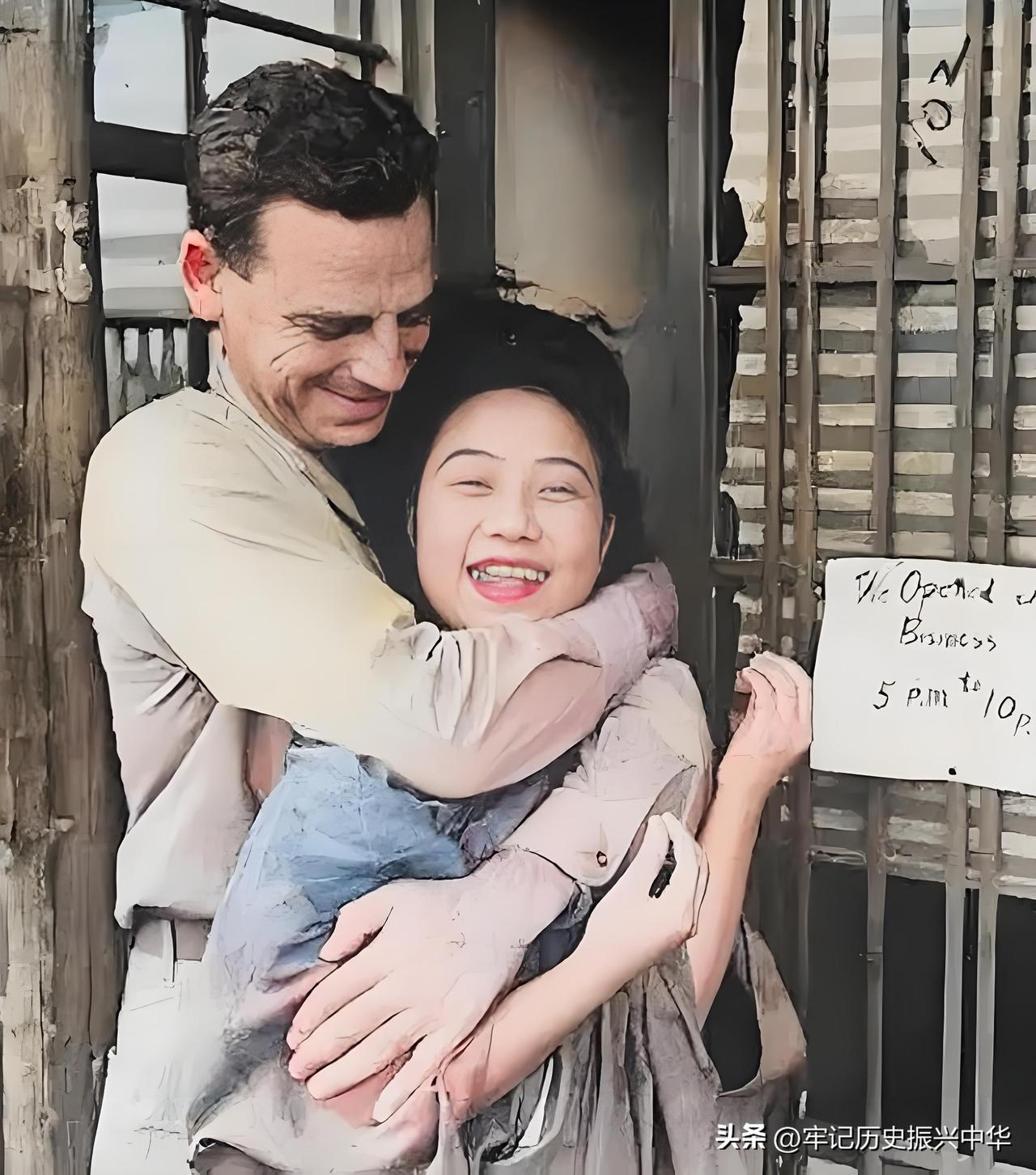 美军口味真重竟然喜欢缺牙又暴牙的日本女性
1945年10月，一名占领日本东京的美
