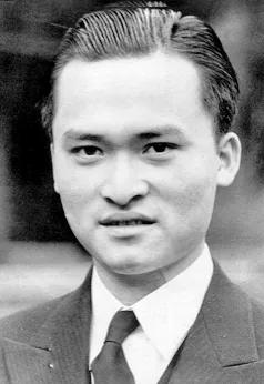 1943年，海上漂着一艘奇怪的木筏，上面躺着一具长满脓疮的“尸体”。一只海鸟好奇