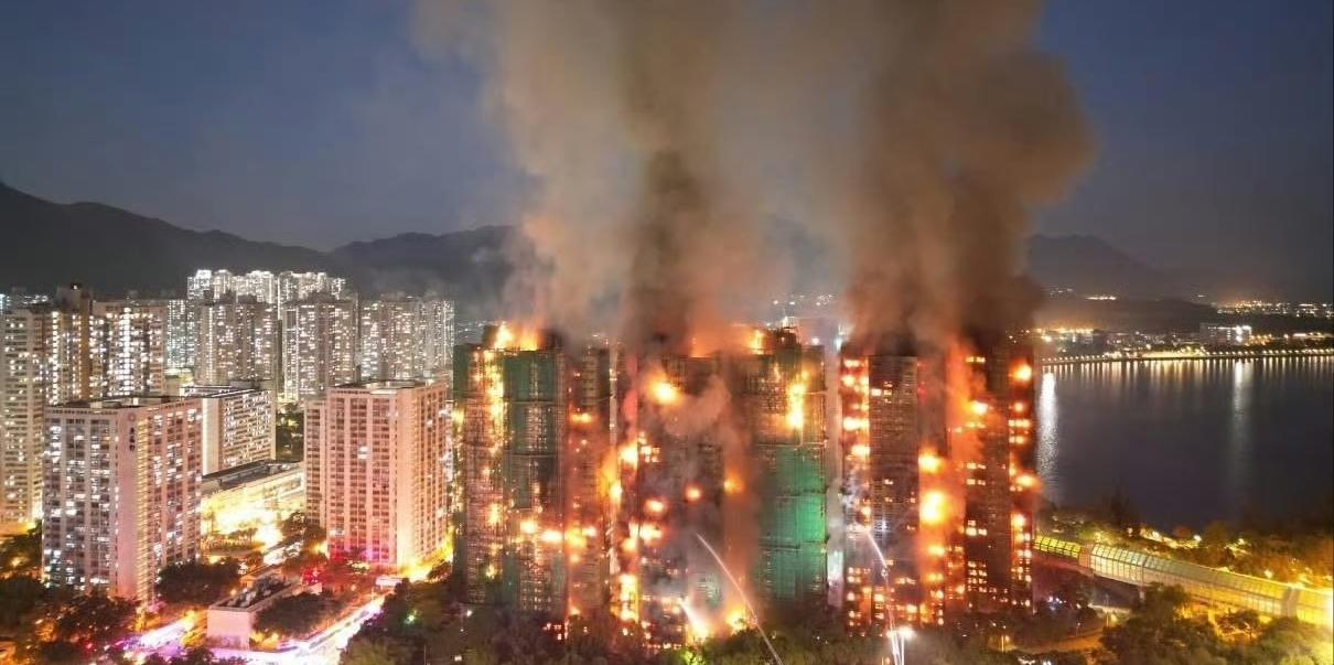 简单说一下港岛火灾。其实这次大火是因为竹制脚手架起火，并且随着风势蔓延到了附近几