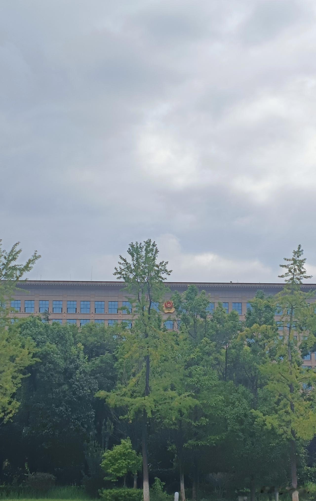 写作是个细嚼慢咽的过程。看许多自媒体加V和流量大的帐号，文章大多是拼凑、搬运和整