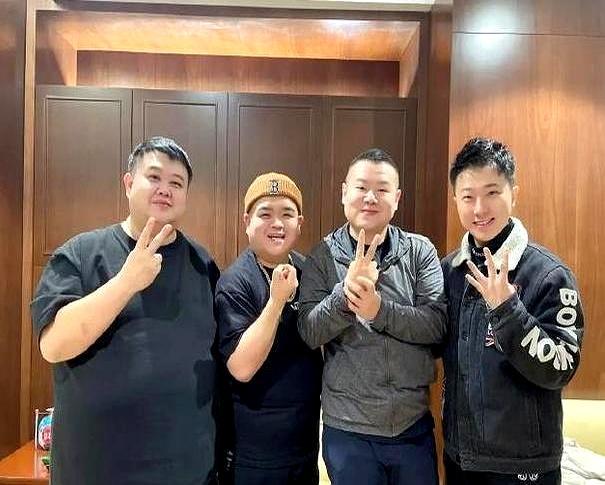 德云社这张四人合照我居然认重了人！
 
孙越腆着圆肚子站最右，脑门上还沾着后台擦