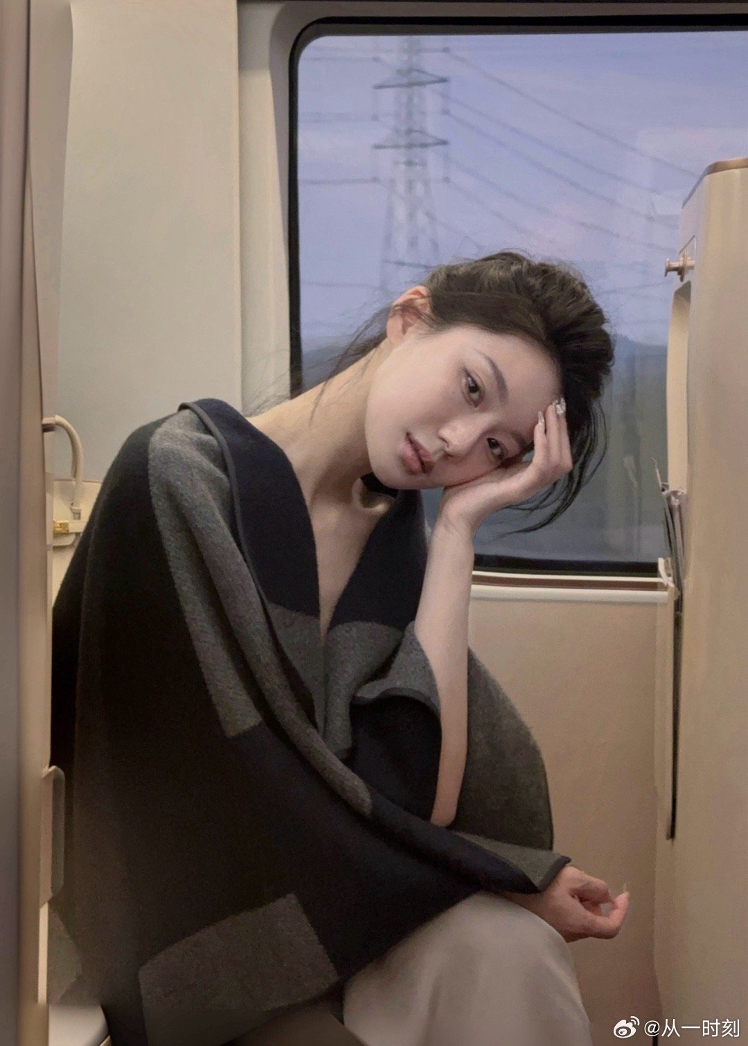 最近的松弛感来源是按照自己的意愿生活坐3小时高铁去找夜宵搭子们吃一顿然后第二天下